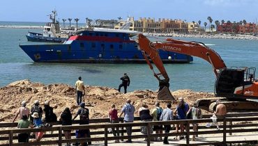 embarcacao encalhada em ferragudo já foi retirada|embarcacao encalhada em ferragudo já foi retirada 2