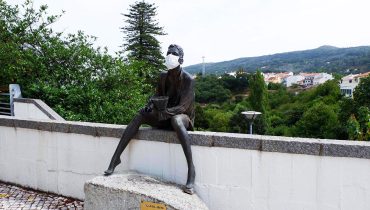 estatuas com mascara em Monchique_1