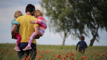 família-pai-filhos-pais-unsplash